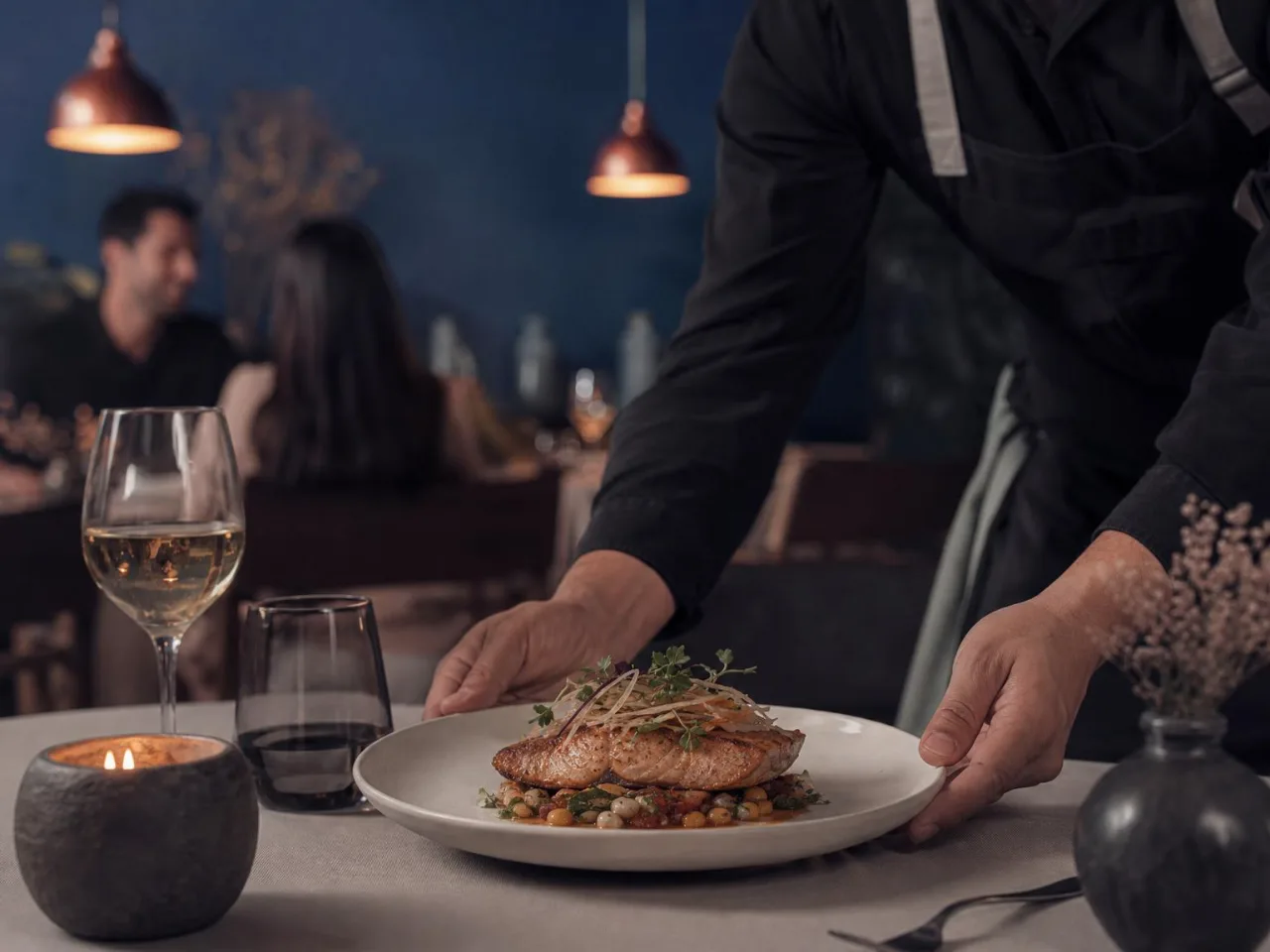 Mesero sirviendo un platillo en un restaurante